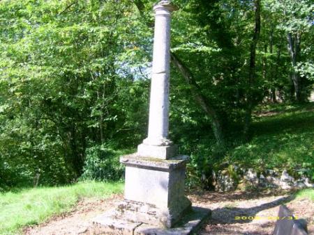 LA CROIX AU DESSUS DU VILLAGE..