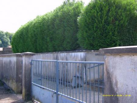 L'ENTREE DU CIMETIERE...